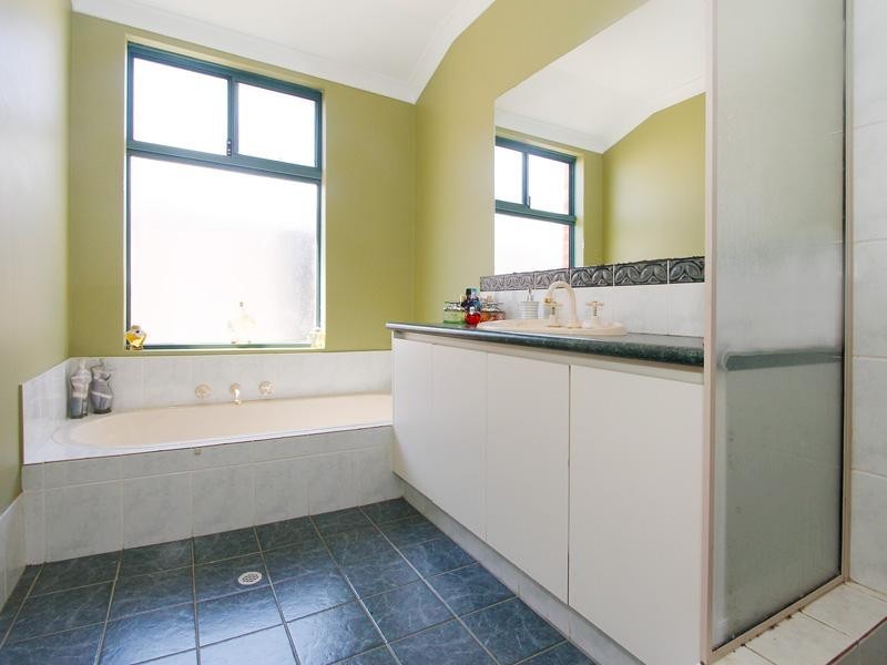 12 Spruce Place, Thornlie WA 6108