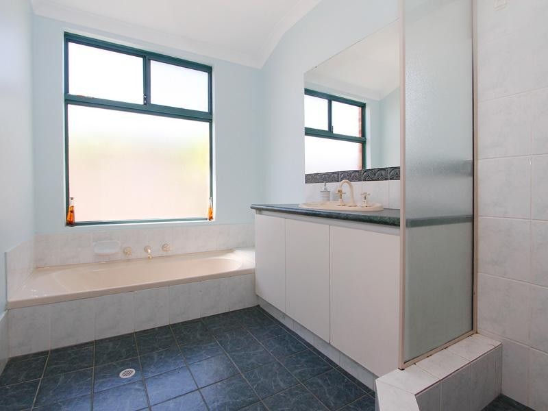 12 Spruce Place, Thornlie WA 6108