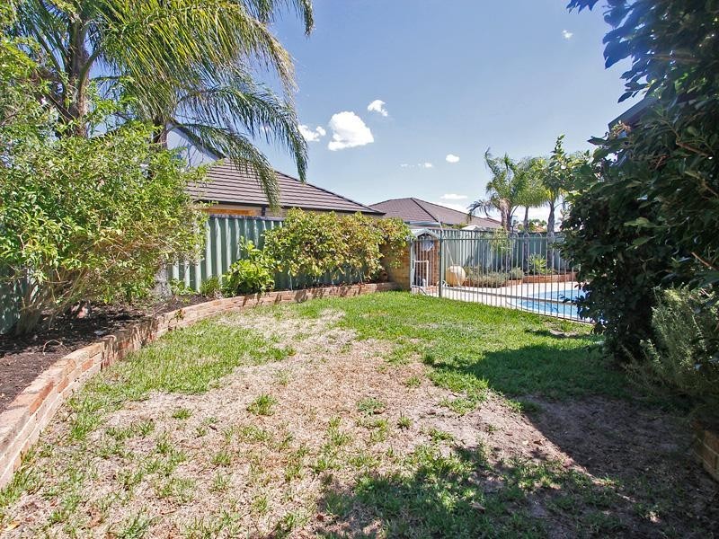 12 Spruce Place, Thornlie WA 6108