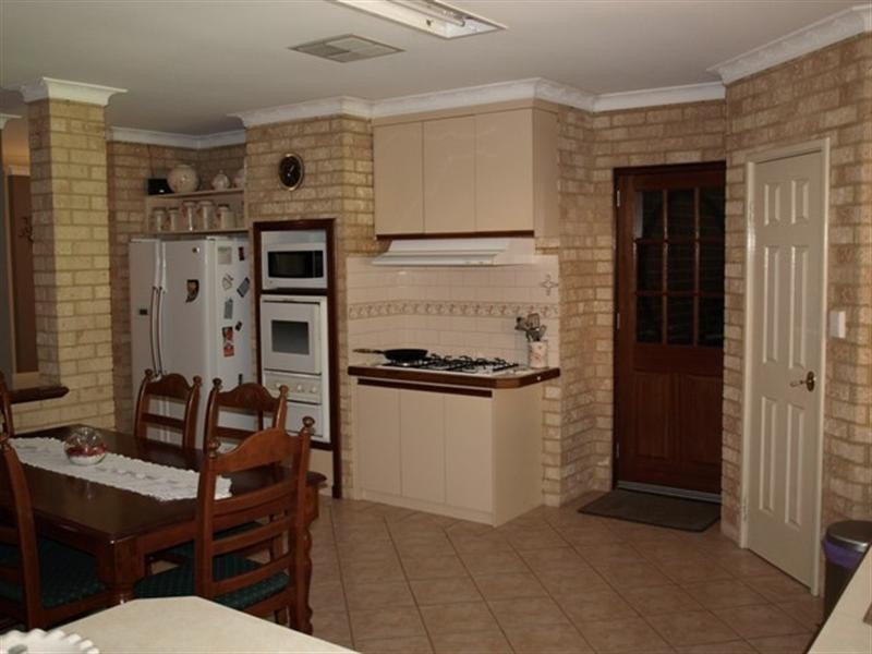 6 Kingscote Place, Greenfields WA 6210