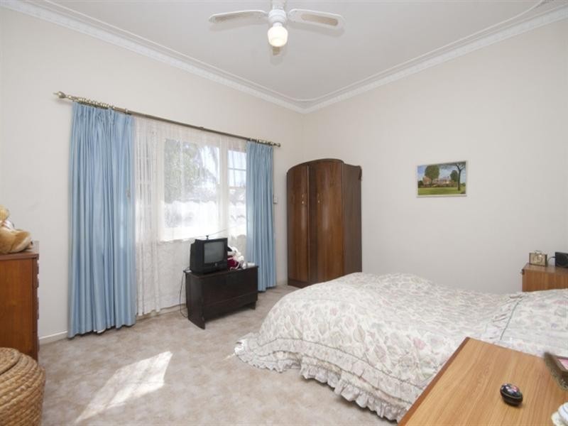 1/4 Clara Street, Gosnells WA 6110