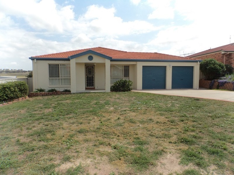 8 Joanna Place, Goulburn NSW 2580