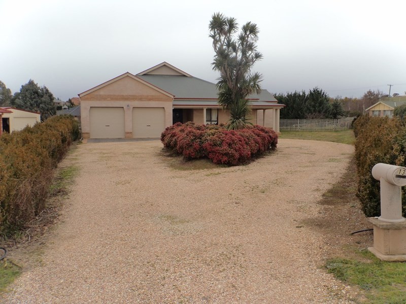 13 Oxley Crescent, Goulburn NSW 2580