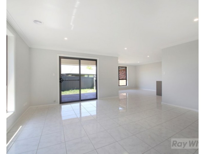 17A Mewburn Drive, Goulburn NSW 2580