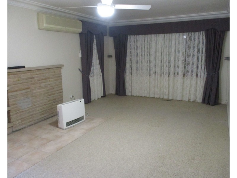 4 Davies Crescent, Goulburn NSW 2580