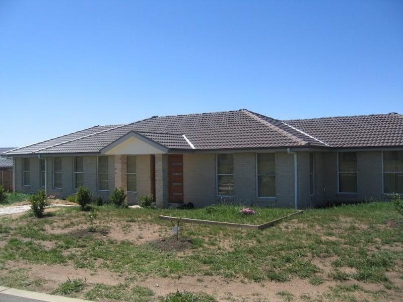 17 Barry Crescent, Goulburn NSW 2580