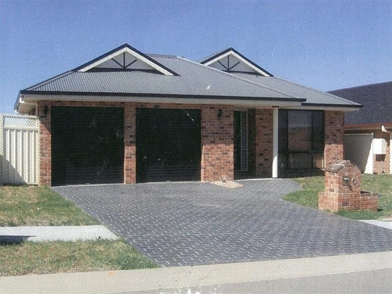 42 Crestwood Drive, Goulburn NSW 2580
