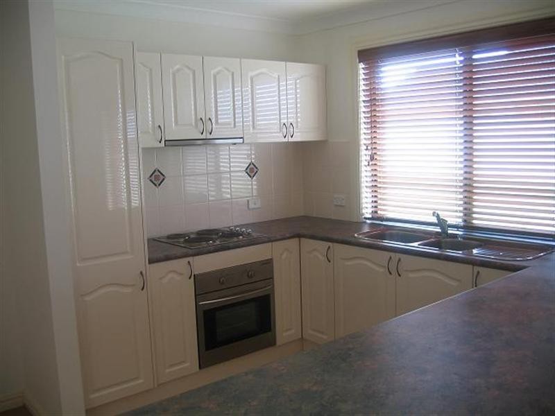 42 Crestwood Drive, Goulburn NSW 2580