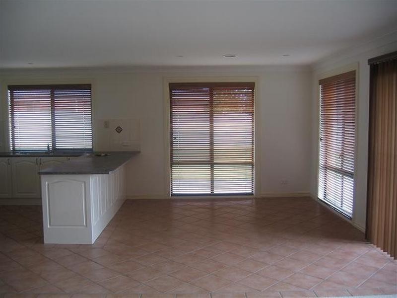 42 Crestwood Drive, Goulburn NSW 2580