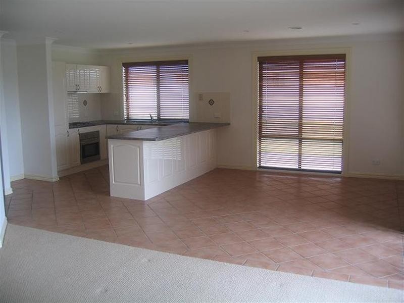 42 Crestwood Drive, Goulburn NSW 2580