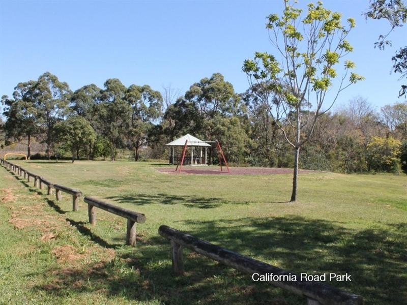 8 St Clements Road, Oxley QLD 4075