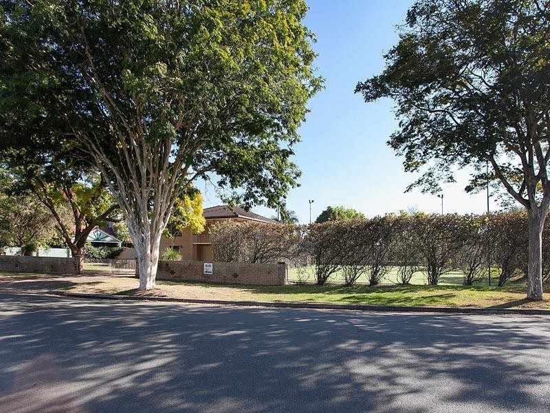 31 Vivian Street, Tennyson QLD 4105