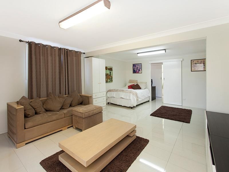 31 Vivian Street, Tennyson QLD 4105