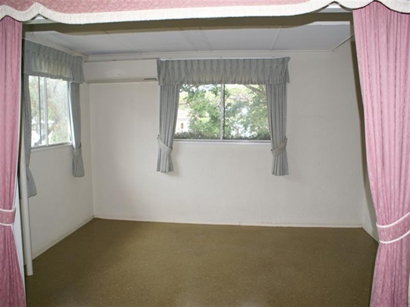 37 Lancelot Street, Tennyson QLD 4105