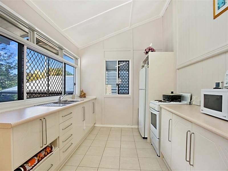 84 Thomas Street, Sherwood QLD 4075
