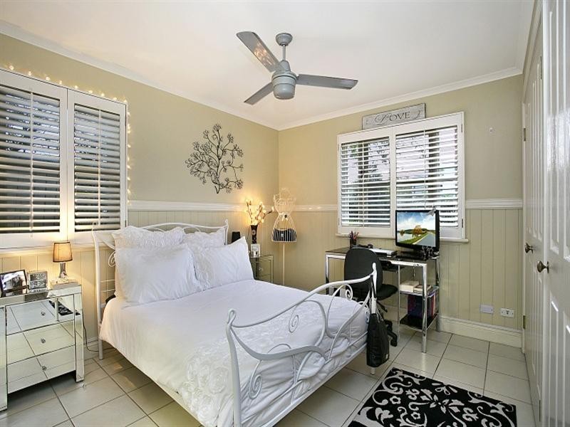 18 Dan Street, Graceville QLD 4075