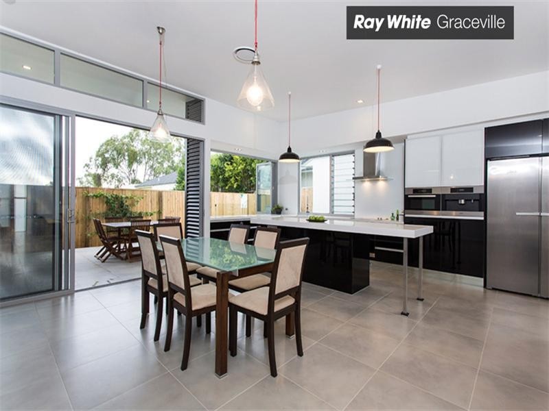 137 King Arthur Terrace, Tennyson QLD 4105