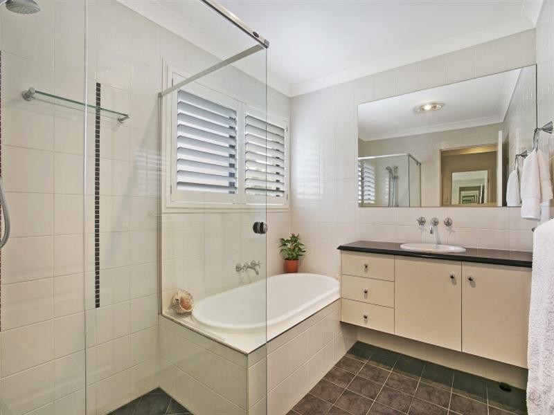 70 Robertson Street, Sherwood QLD 4075