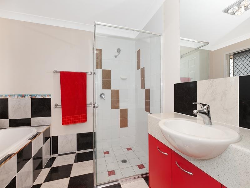 123 Englefield Road, Oxley QLD 4075