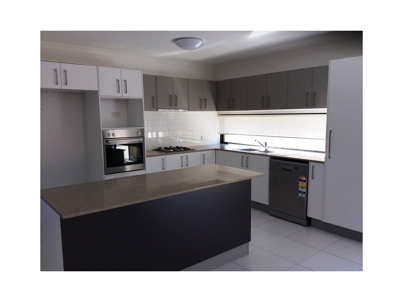 11 Pamphlett Street, Oxley QLD 4075