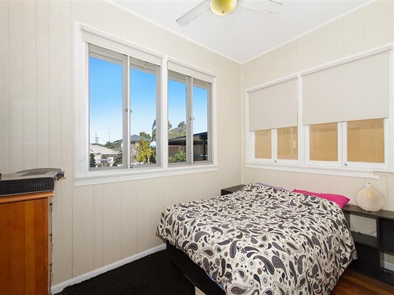 27 Lancelot Street, Tennyson QLD 4105