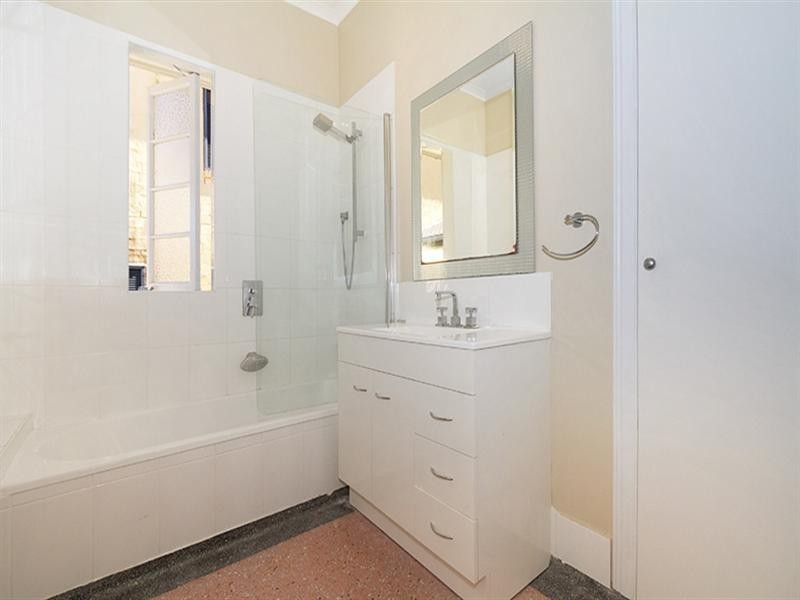 27 Lancelot Street, Tennyson QLD 4105