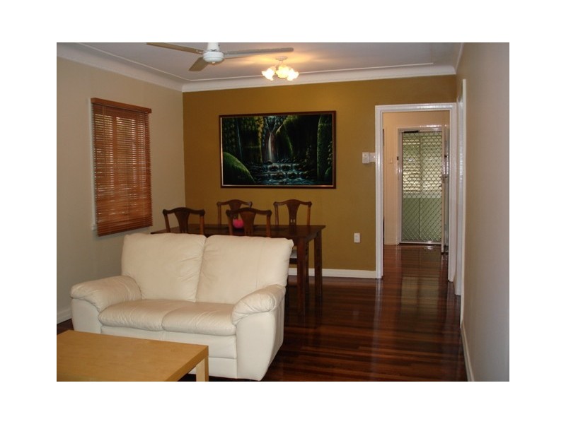 6 Logan Avenue, Oxley QLD 4075