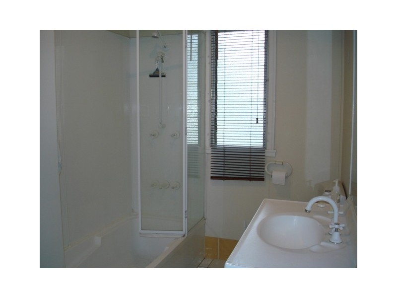 6 Logan Avenue, Oxley QLD 4075