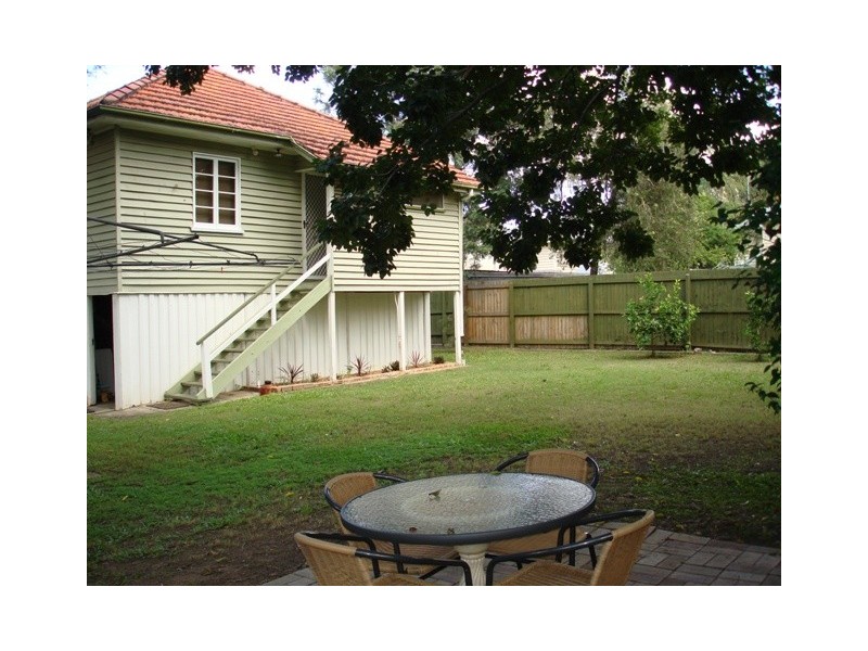 6 Logan Avenue, Oxley QLD 4075
