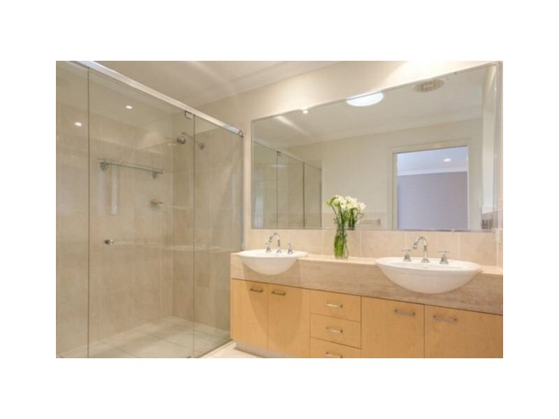 16 OXFORD Terrace, Taringa QLD 4068