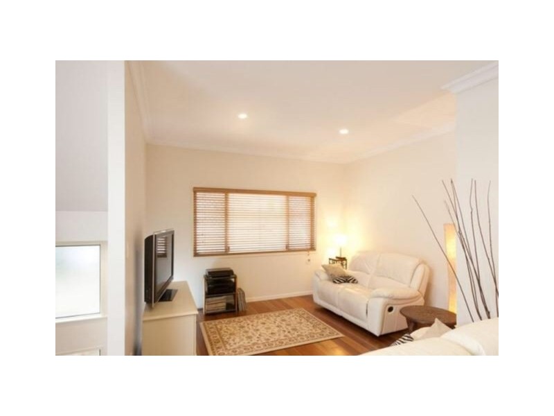 16 OXFORD Terrace, Taringa QLD 4068