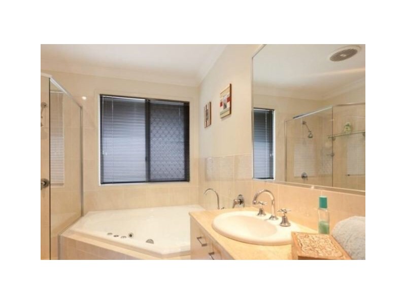 16 OXFORD Terrace, Taringa QLD 4068