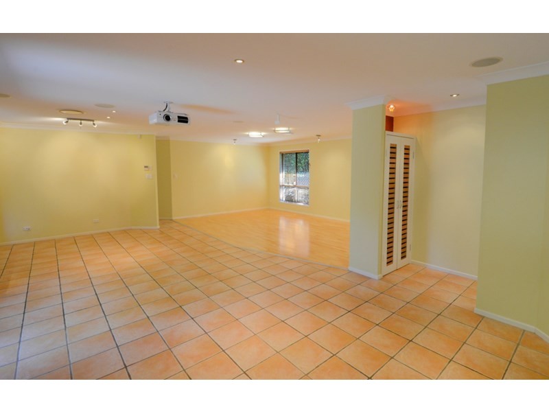 109 Englefield Road, Oxley QLD 4075