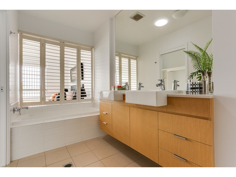 241/20 Egmont Street, Sherwood QLD 4075