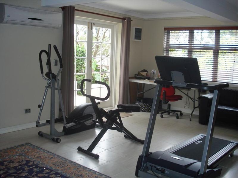 6 Highland Terrace, St Lucia QLD 4067