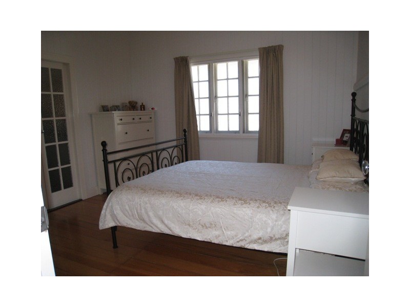 18 Park Road, Graceville QLD 4075