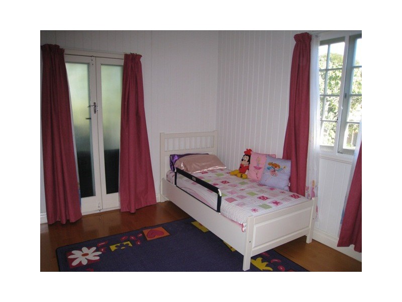 18 Park Road, Graceville QLD 4075