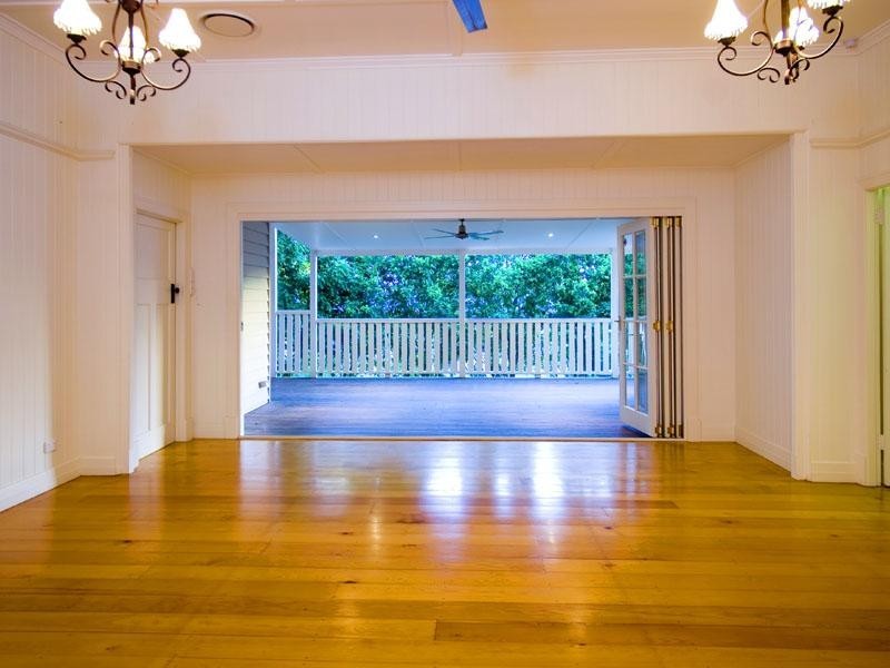 325 Cliveden Avenue, Oxley QLD 4075