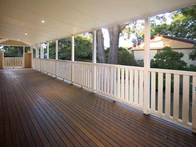 325 Cliveden Avenue, Oxley QLD 4075