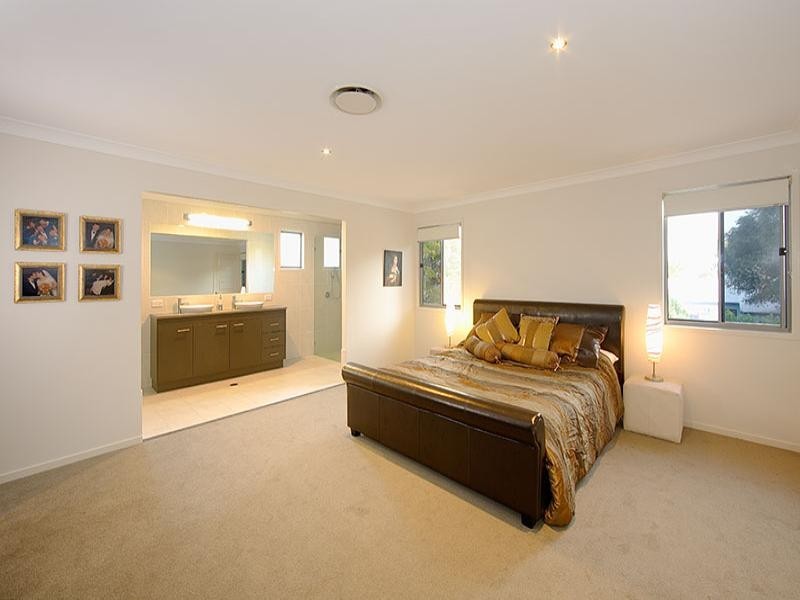 127 Graceville Avenue, Graceville QLD 4075