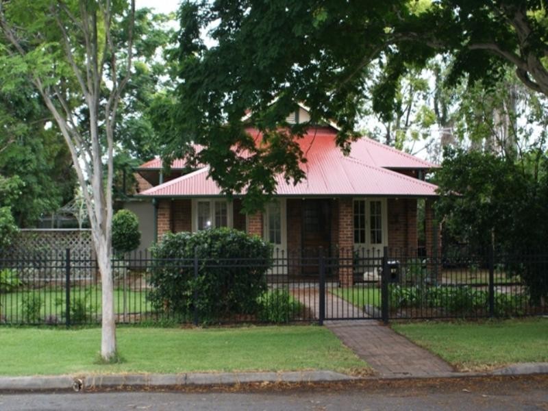 27 Strong Avenue, Graceville QLD 4075