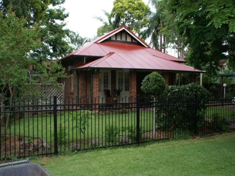 27 Strong Avenue, Graceville QLD 4075