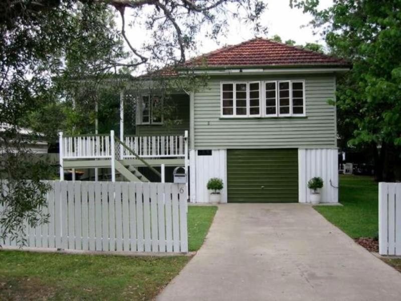 6 Logan Avenue, Oxley QLD 4075