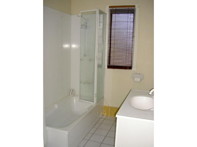 6 Logan Avenue, Oxley QLD 4075