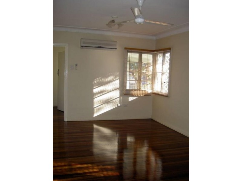 6 Logan Avenue, Oxley QLD 4075