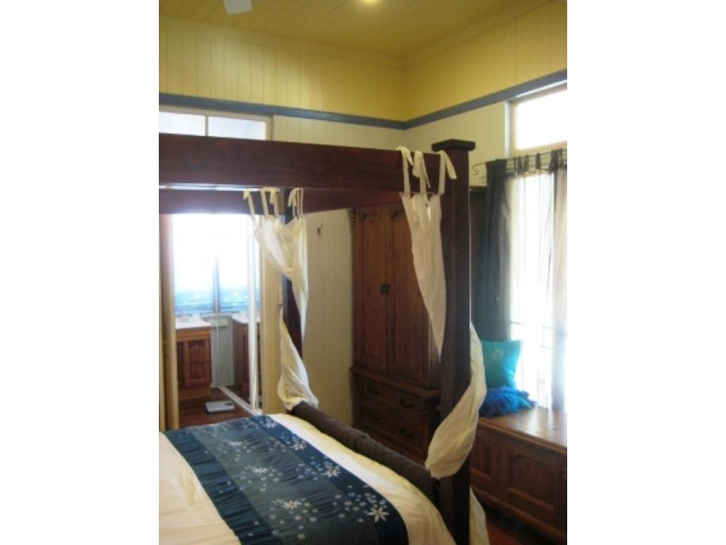 98 Graceville Avenue, Graceville QLD 4075