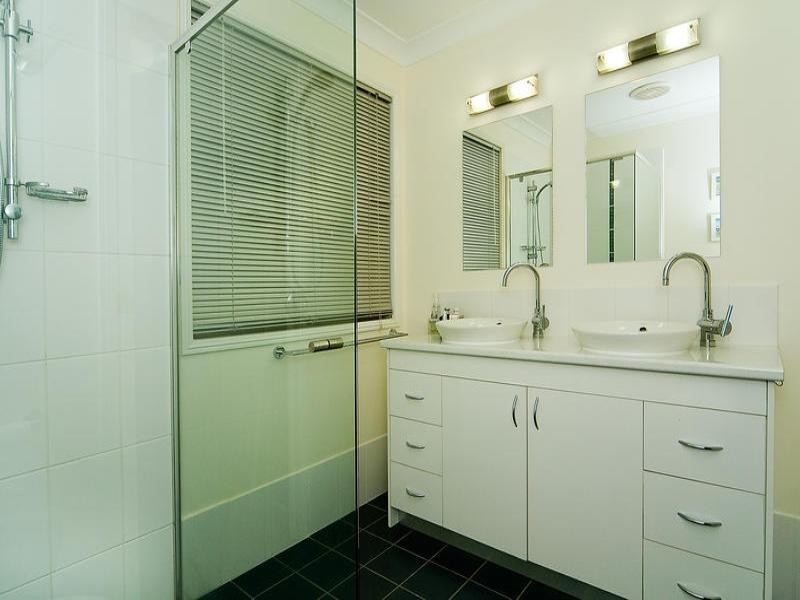 30 Tangmere Street, Chapel Hill QLD 4069