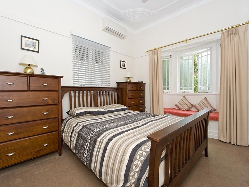 70 King Arthur Terrace, Tennyson QLD 4105