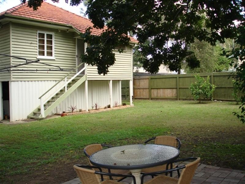 6 Logan Avenue, Oxley QLD 4075