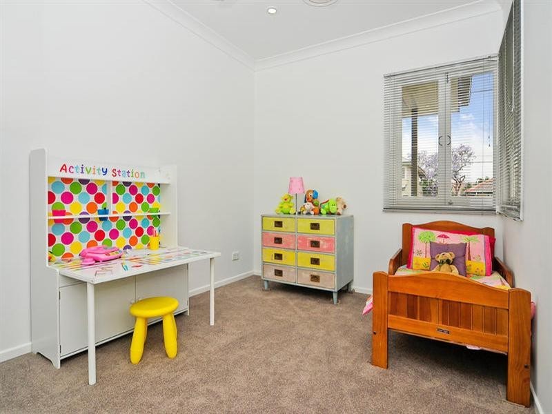 23 Haldane, Graceville QLD 4075